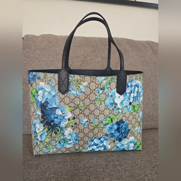 Authentic large Gucci GG Monogram Blooms Reversible Tote - Picture 2 of 16